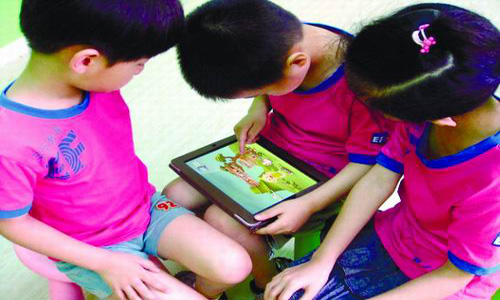 智能手机、ipads成儿童视力杀手 建议贴上麻豆精品在线播放